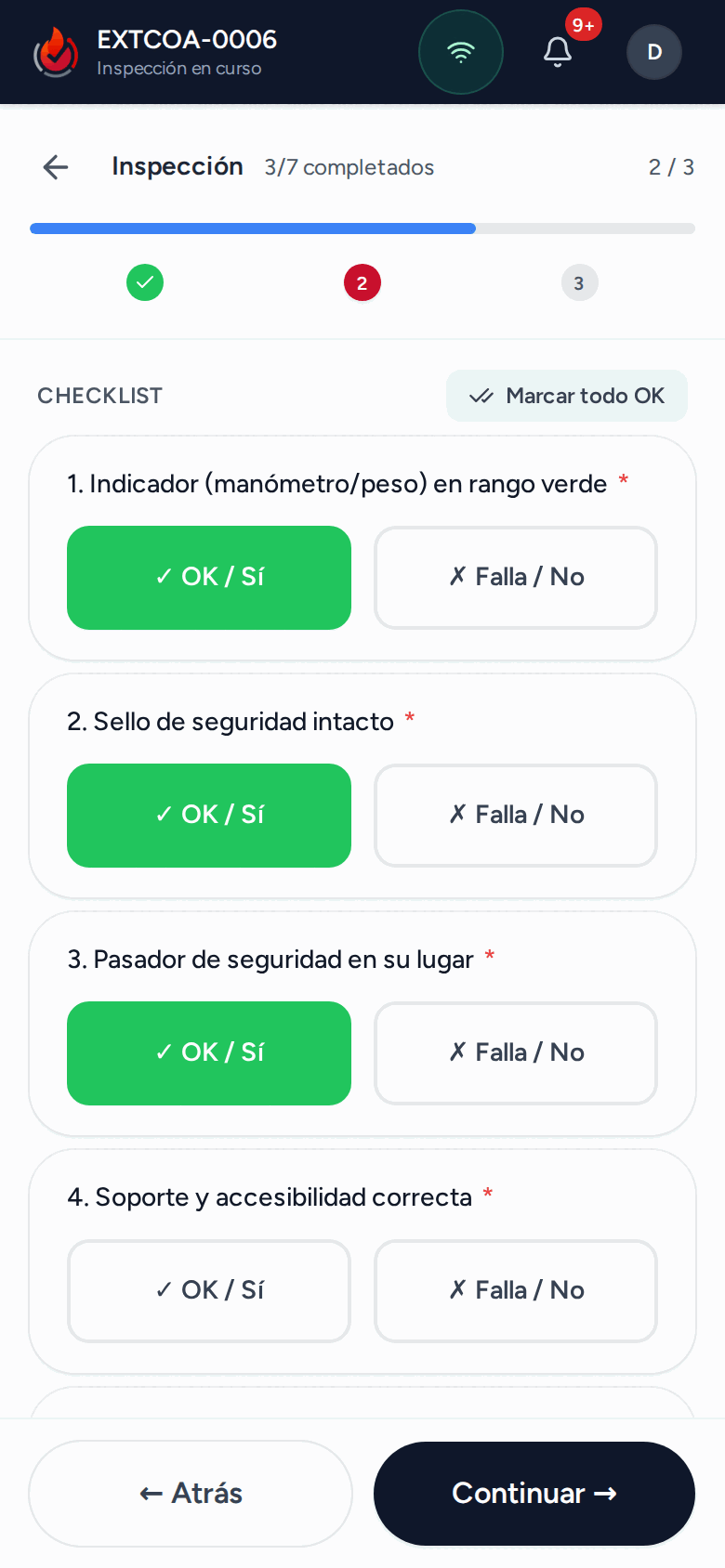 Checklist de inspección de un extintor abierto en el celular del verificador, con los primeros ítems marcados como conformes.