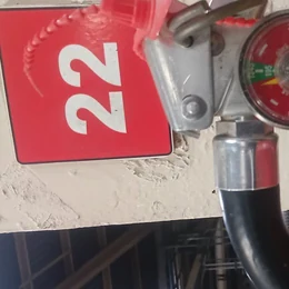 Evidencia de campo: detalle del extintor registrado por el técnico